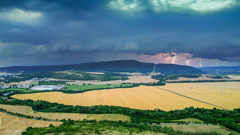 Búrkový mrak s bleskami nad Dolným Srním.