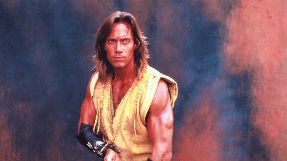 Chodci čakajú vo vchode železničnej stanice na Long Islande v New Yorku.