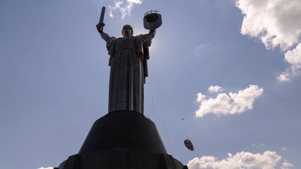 Robotníci odstránili štátny znak bývalého Sovietskeho zväzu z obrovskej sochy Matka Vlasť v Kyjeve.