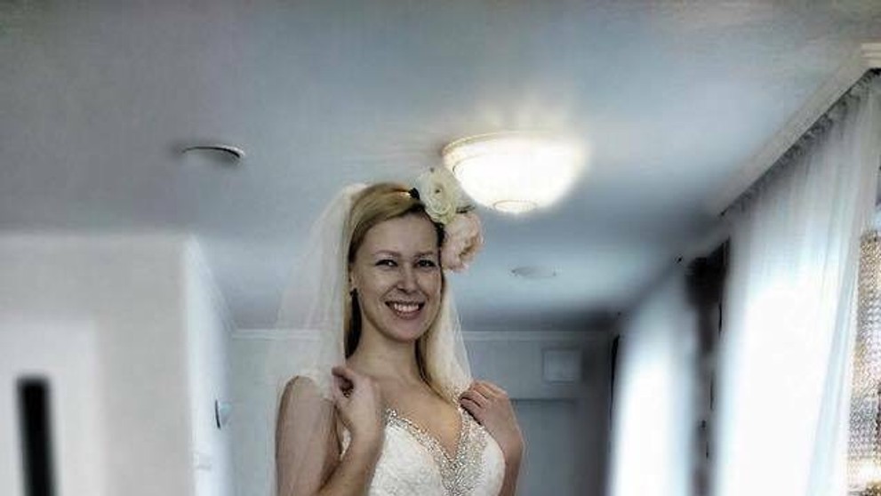 Naše redaktorky si vyskúšali trendové svadobné šaty na rok 2016