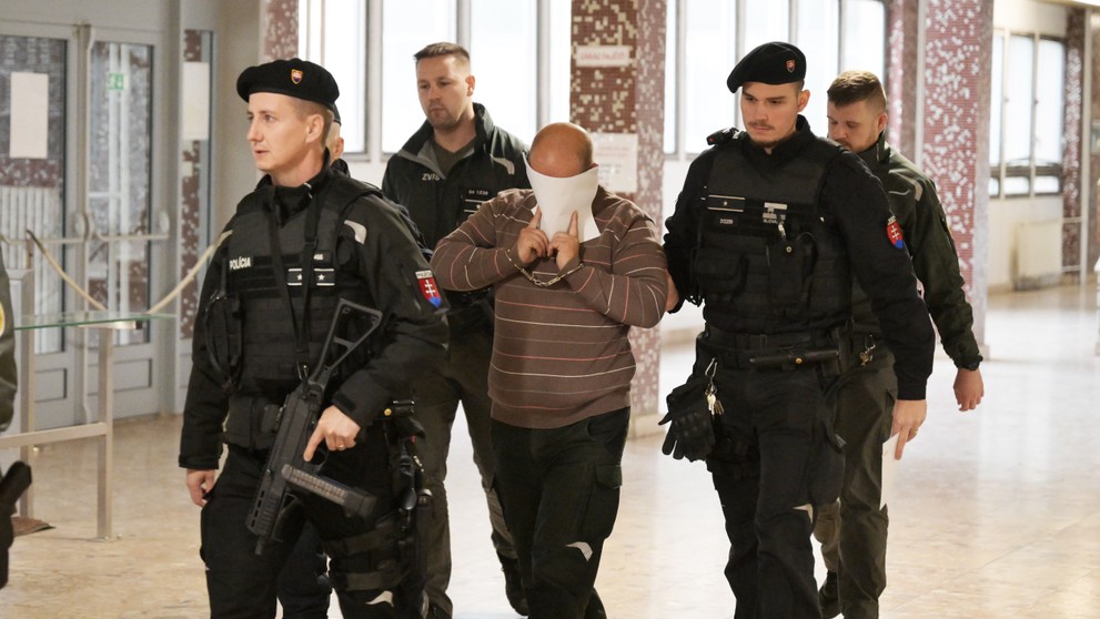 Policajta vinia zo zabitia muža v Košiciach.