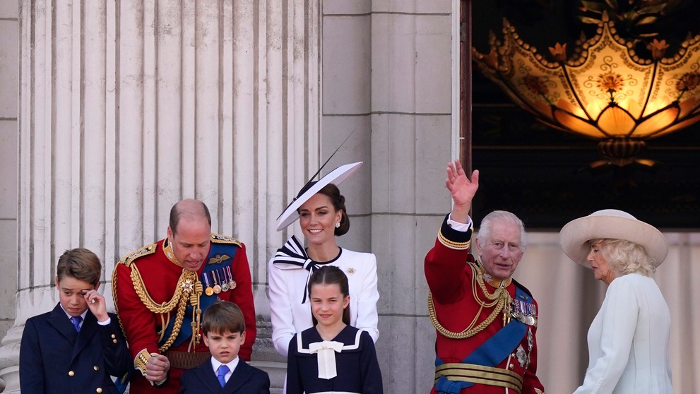 Kráľovská rodina na balkóne.
