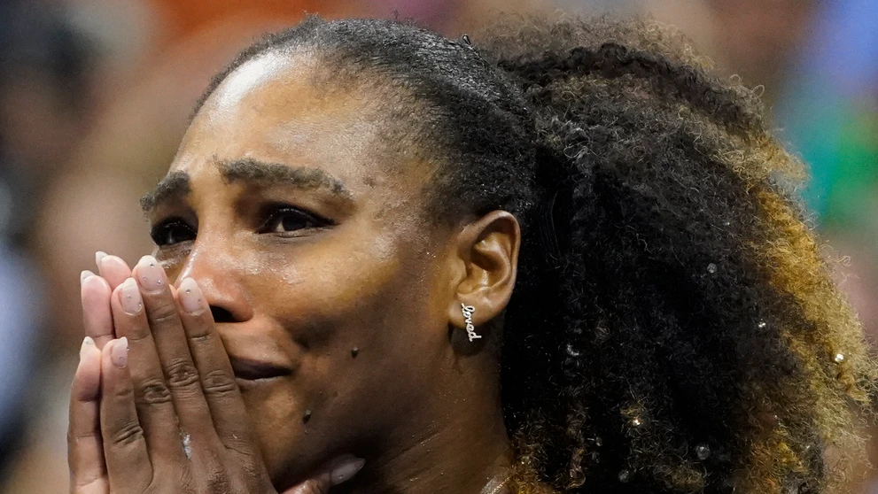 Serena Williamsová prehrala s Aljou Tomljanovičovou po trojhodinovej bitke 5:7, 7:6 (4) a 1:6.