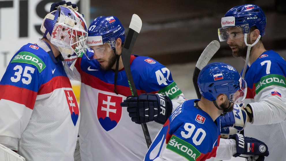 Radosť slovenských hokejistov po výhre nad Talianskom.