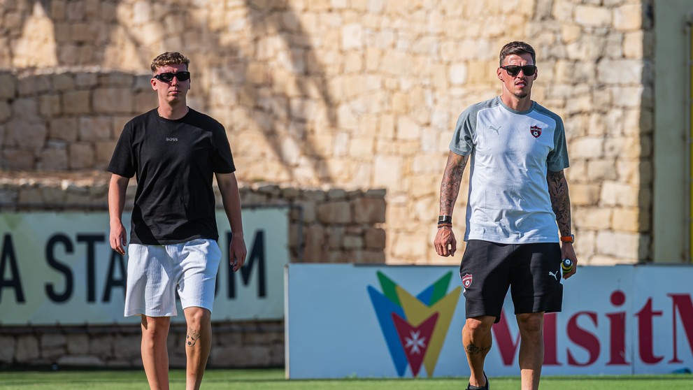 Martin Škrtel (vpravo) a skaut Spartaka Trnava Oliver Burian 