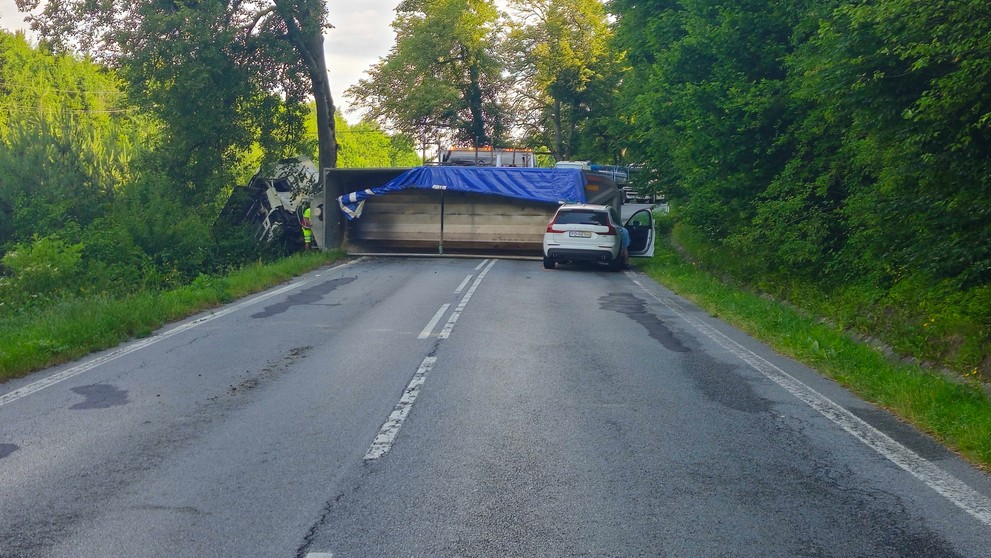 Kamionista zahynul po náraze do stromu.