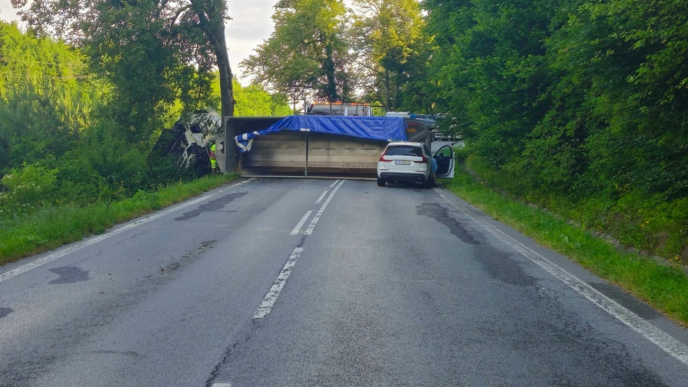Kamionista zahynul po náraze do stromu.