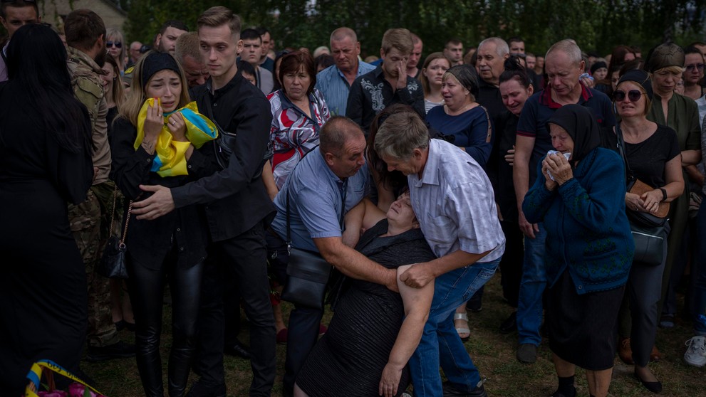 Olga Gregorievna Stygljuková (55) omdlela pri rakve počas pohrebu svojho syna Jurija, ktorý zahynul v bojoch pri Marijinke v Doneckej oblasti.