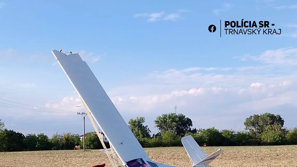 Pri Sládkovičove núdzovo pristálo lietadlo 1