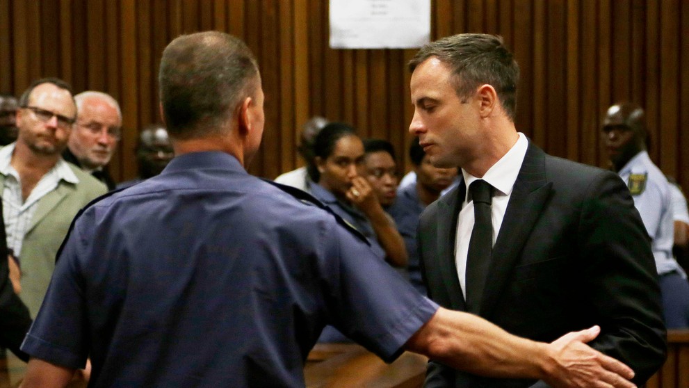 Oscar Pistorius odchádza so súdnej siene po vypočutí rozsudku.