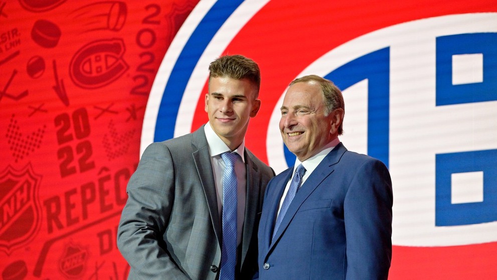Filip Mešár (vľavo) na NHL drafte 2022 so šéfom profiligy Garym Bettmanom.