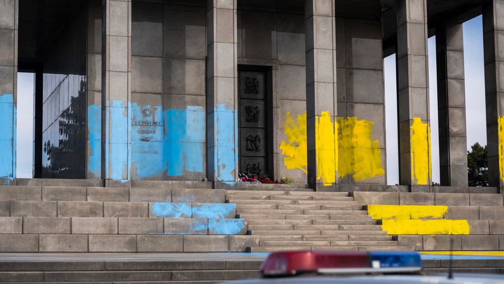 Neznám páchateľ poškodil pamätník Slavín v Bratislave.