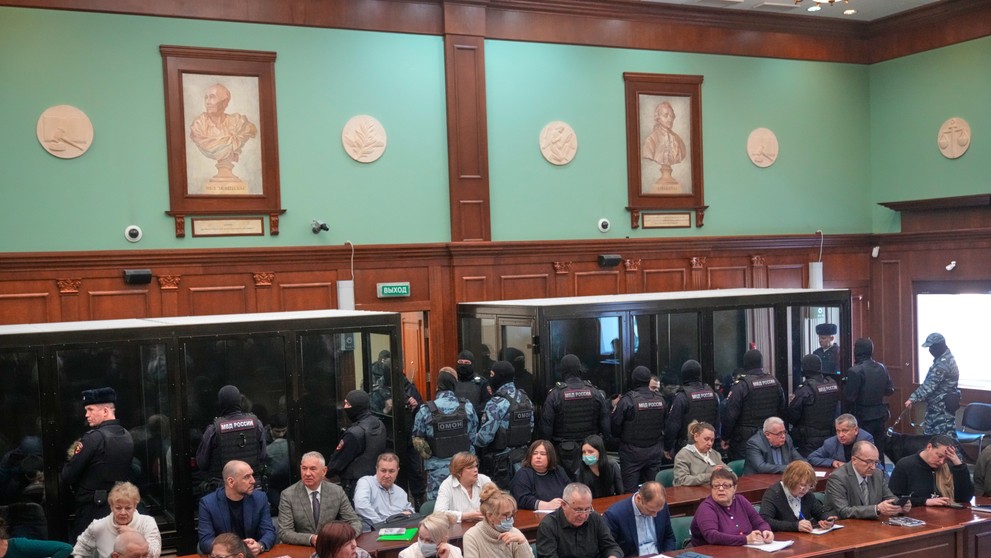 Muži obžalovaní z účasti na teroristickom útoku v Crocus City Hall v marci 2024 počúvajú verdikt v sklenenej klietke na Moskovskom mestskom súde.