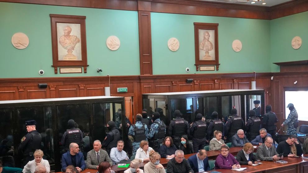 Muži obžalovaní z účasti na teroristickom útoku v Crocus City Hall v marci 2024 počúvajú verdikt v sklenenej klietke na Moskovskom mestskom súde.