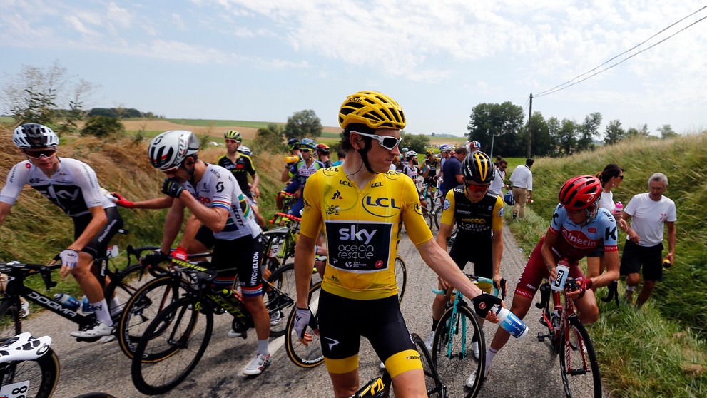 Líder celkového poradia Geraint Thomas počas prerušenia v 16. etape TdF.