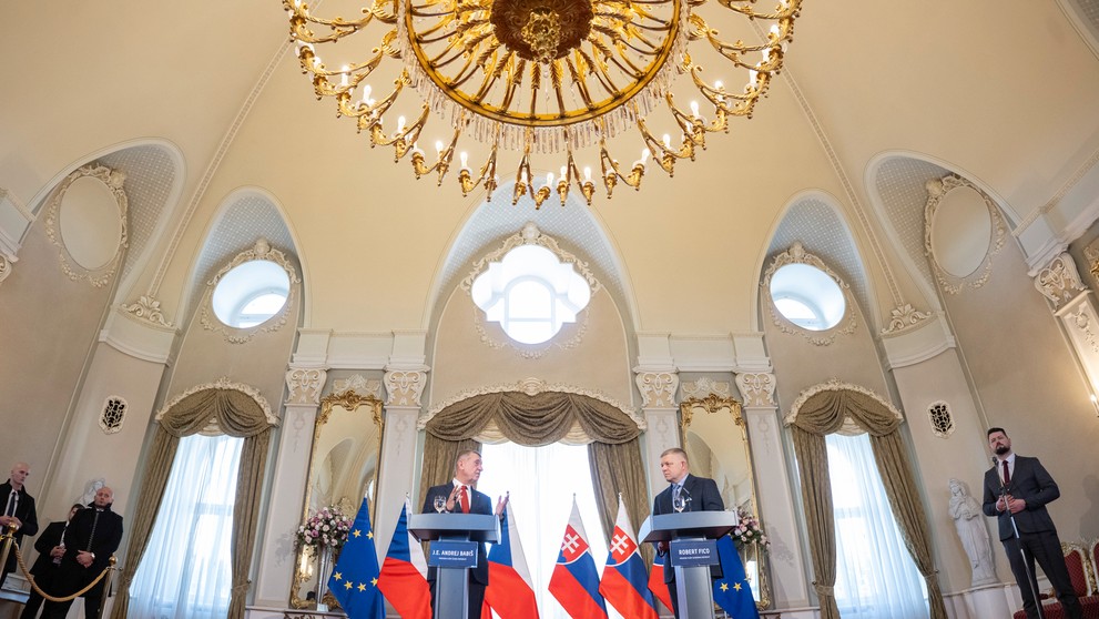 Na snímke slovenský premiér Robert Fico (vpravo) a český premiér Andrej Babiš (vľavo) počas spoločnej tlačovej konferencie v Bratislave.