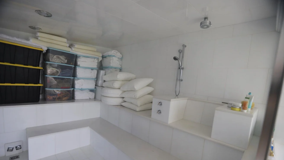 Demokrati z výboru pre dohľad v Snemovni reprezentantov zverejnili zábery z Epsteinovho súkromného karibského ostrova. Časti niektorých fotografií boli pred zverejnením začiernené.