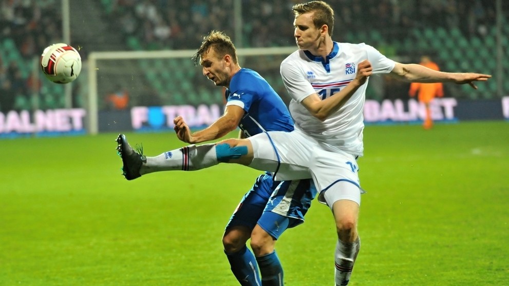Na snímke vľavo Norbert Gyömbér (Slovensko) a vpravo Jón Bodvarsson (Island) v prípravnom zápase.