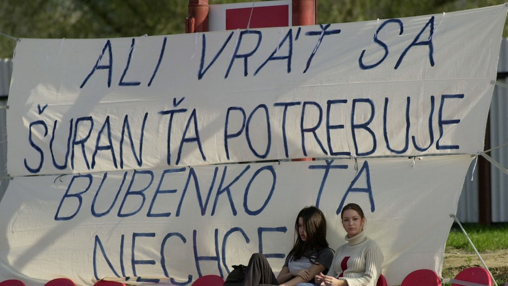 Transparent fanúšikov Púchova smerom k Alimu Lembakoalimu.