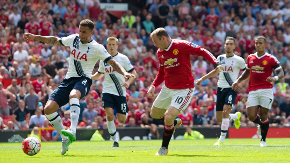 Kyle Walker (Tottenham) a Wayne Rooney (Manchester United) v otváracom zápase Premier League.