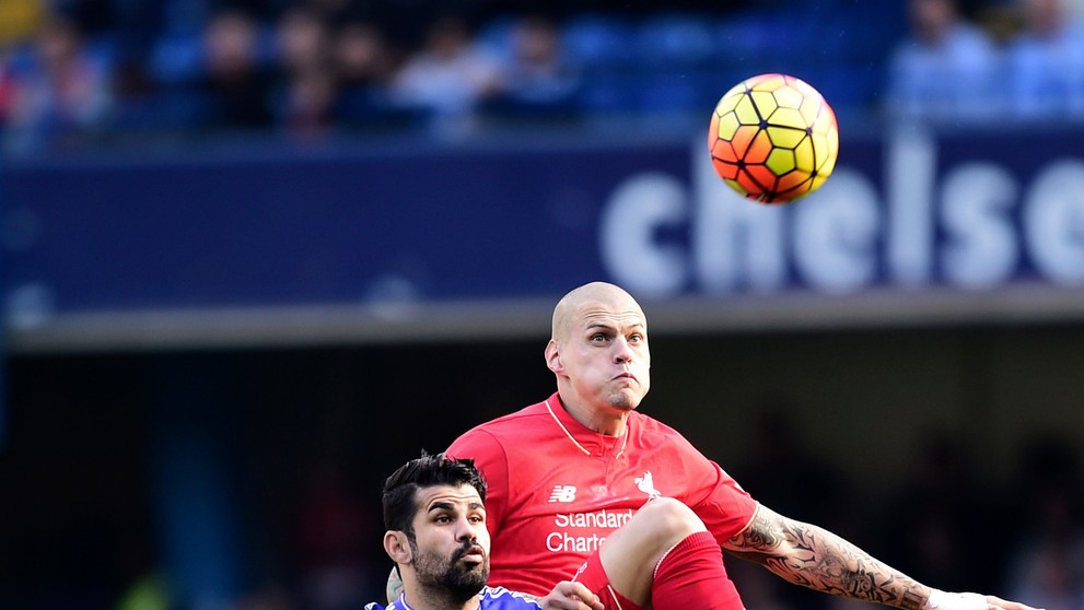 Martin Škrtel v súboji s Diegom Costom.