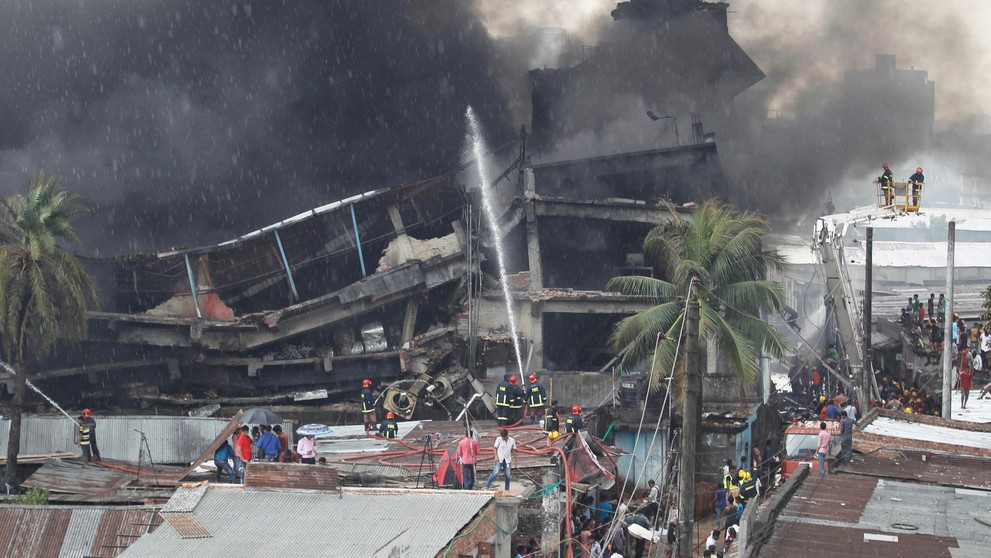 Po výbuchu kotla sa zrútila časť budovy.