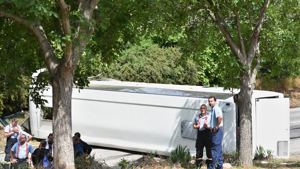 Pri Bučanoch sa prevrátil autobus so seniormi