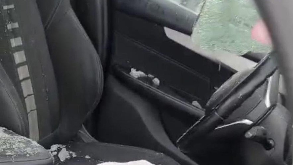 Kus ľadu prerazil čelné sklo.