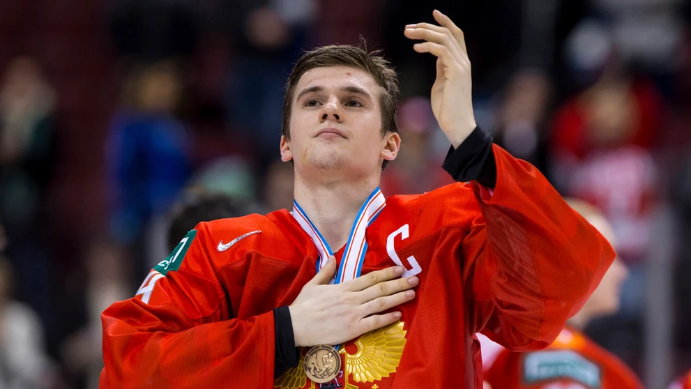 Zľava Rus Vasili Podkolzin a Švajčiar Tim Berni v zápase o bronz na MS do 20 rokov.