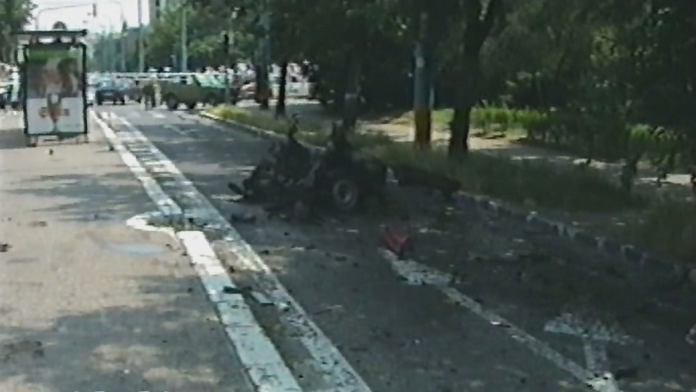 Toto zostalo z auta po výbuchu pri Ministerstve financií v roku 1995.