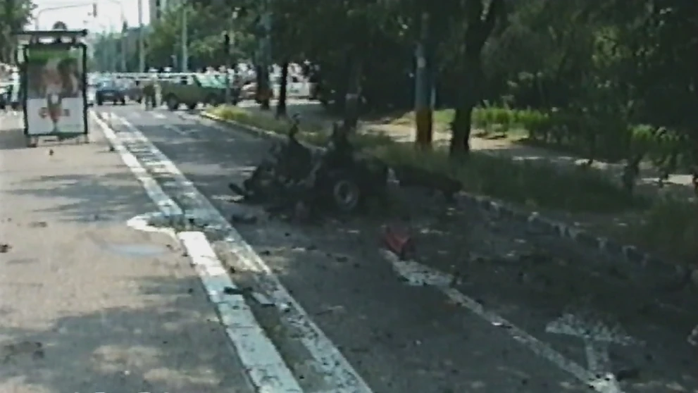 Toto zostalo z auta po výbuchu pri Ministerstve financií v roku 1995.