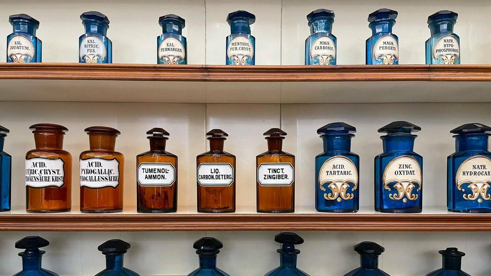 Fľaštičky na lieky z Lekárne u Salvatora.