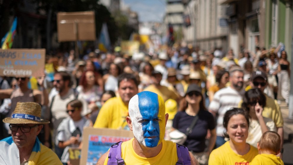 Tisíce ľudí protestujú proti modelu cestovného ruchu a masovej turistike na Kanárskych ostrovoch v Tenefire.