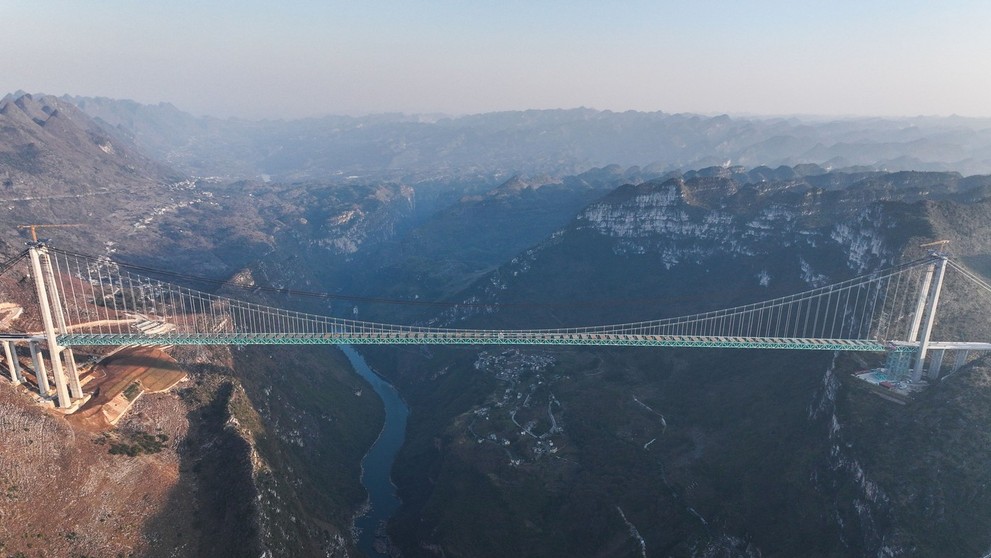 Čína úspešne dokončila hlavnú konštrukciu mosta Huajiang Grand Canyon.