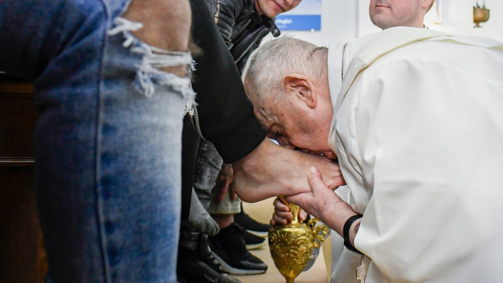 Pápež bozkáva nohy väzňovi