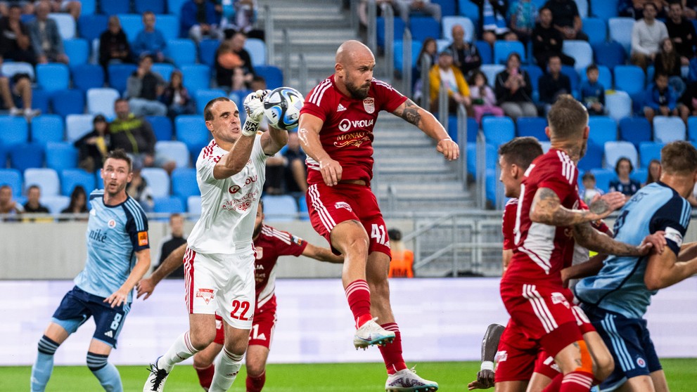 Zľava brankár Matúš Hruška (Banská Bystrica) a Ľubomír Willwéber (Banská Bystrica) počas zápasu 2. kola Niké ligy.