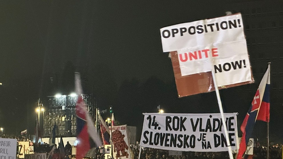 Protestujúci s transparentmi