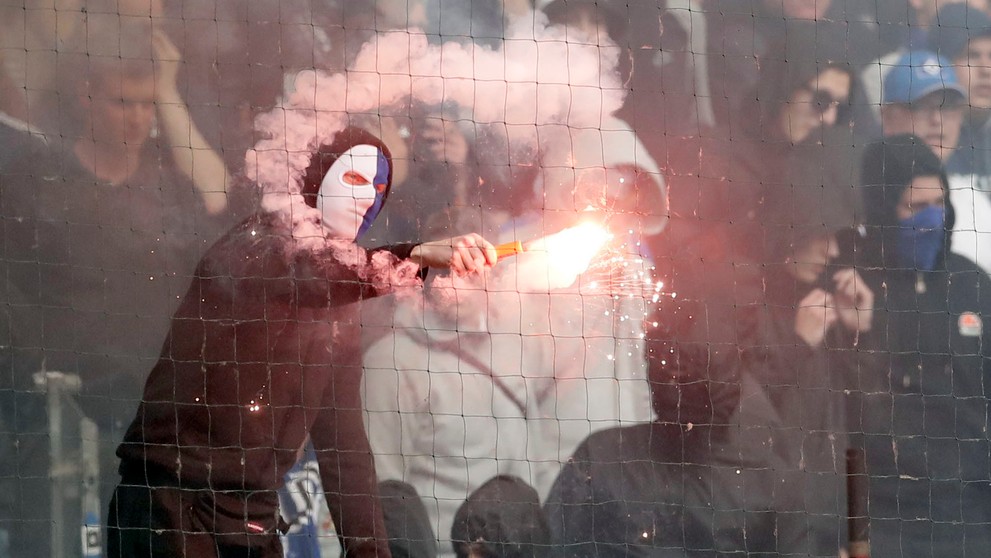 Zápas Hamburgu s Borussiou Mönchengladbach museli prerušiť pre divácke nepokoje.