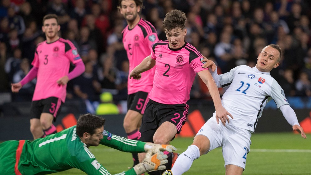 Christophe Berra (vpravo) bojuje o loptu s Adamom Nemcom v kvalifikácii MS 2018 v Škótsku.