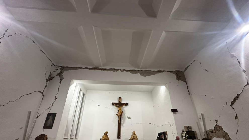 Poškodený kostol v obci Nižná Sitnica