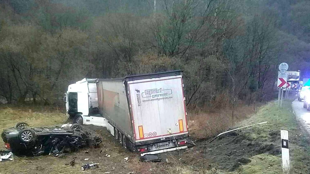 Kamión s autom po nehode.