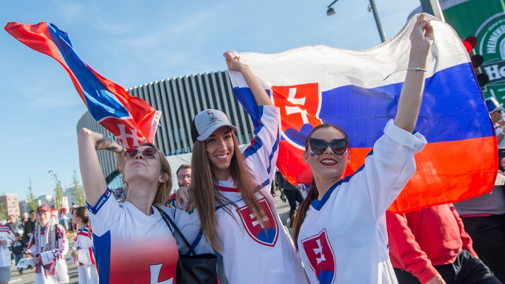 Na snímke slovenské fanúšičky pred zápasom MS 2018 proti Švajčiarsku.