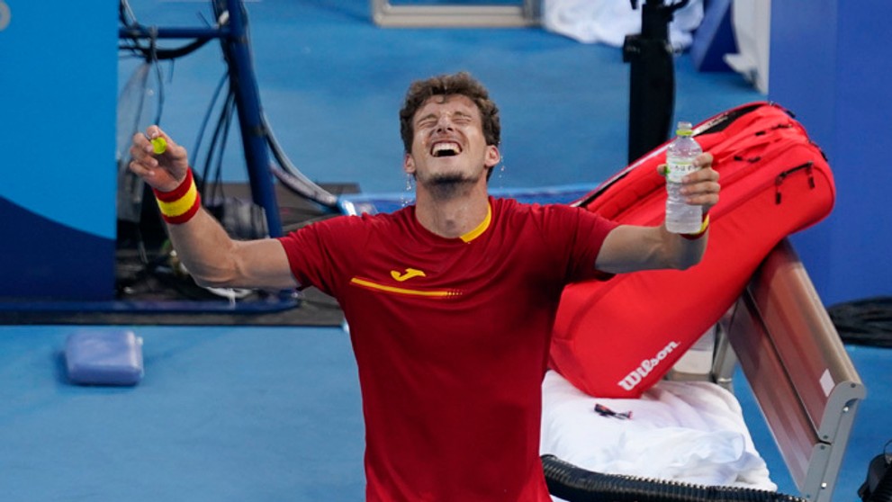 Španiel Pablo Careno-Busta sa teší po výhre nad Novakom Djokovičom v boji o bronz na OH v Tokiu.