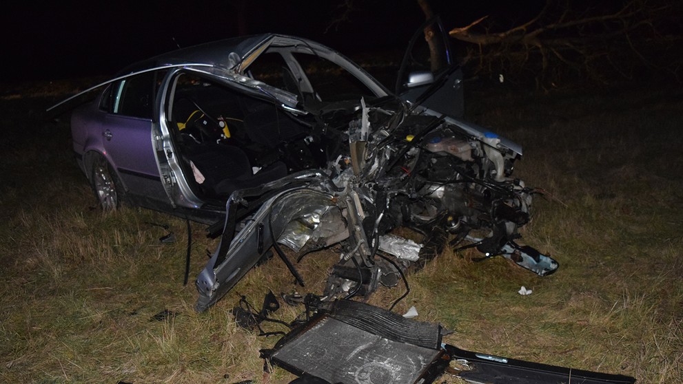 Rýchla jazda sa skončila nárazom do stromu.