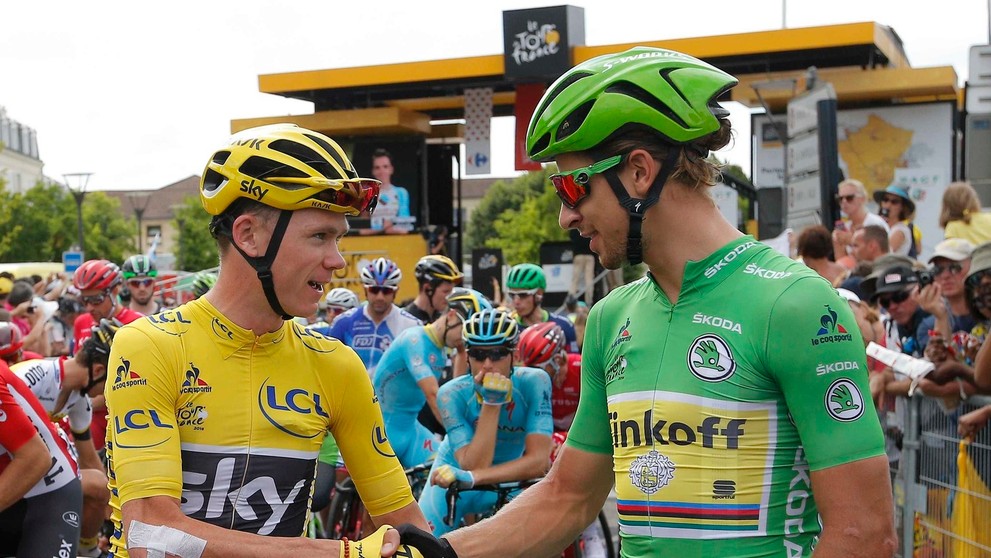 Chris Froome a Peter Sagan. Dvaja najlepší pretekári Tour de France 2016 si podávajú pred záverečnou etapou ruky.