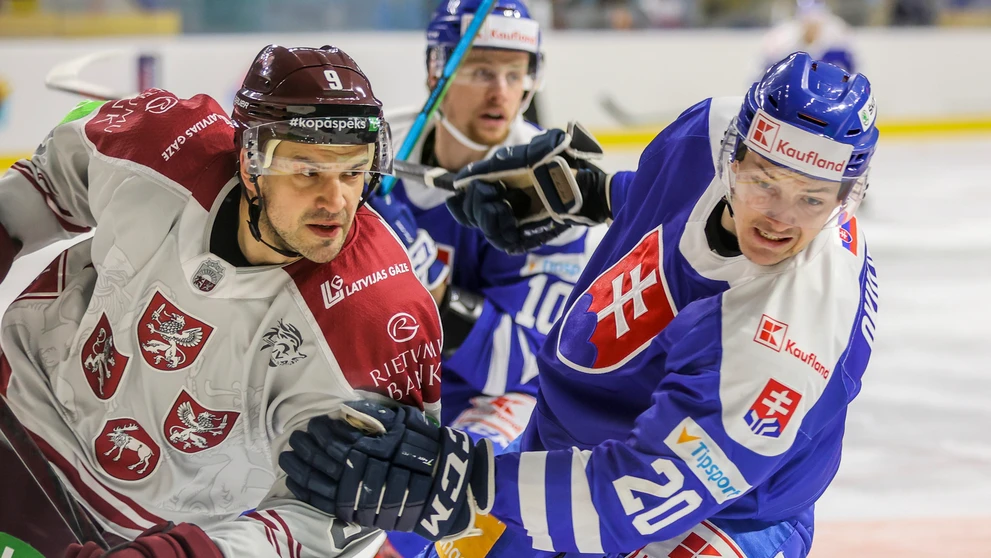 Slovák Oliver Okuliar (vpravo) a Lotyš Krišjanis Redlihs v zápase v rámci prípravy na MS 2021.