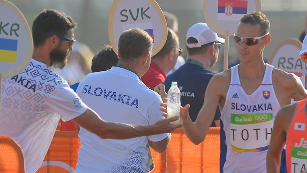 Matej Tóth sa občerstvuje počas chodeckých pretekov na 50 km.