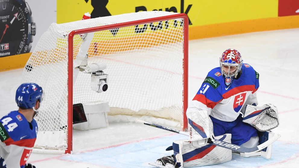 Samuel Hlavaj a Mislav Rosandič sa pozerajú na puk v bráne.