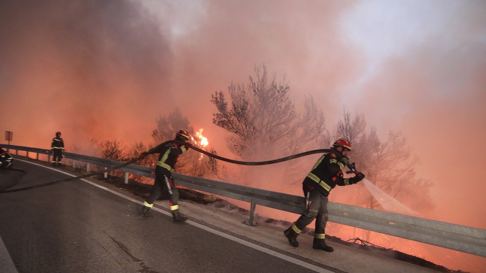 Hasiči sa snažia uhasiť lesný požiar v chorvátskom Tučepi.