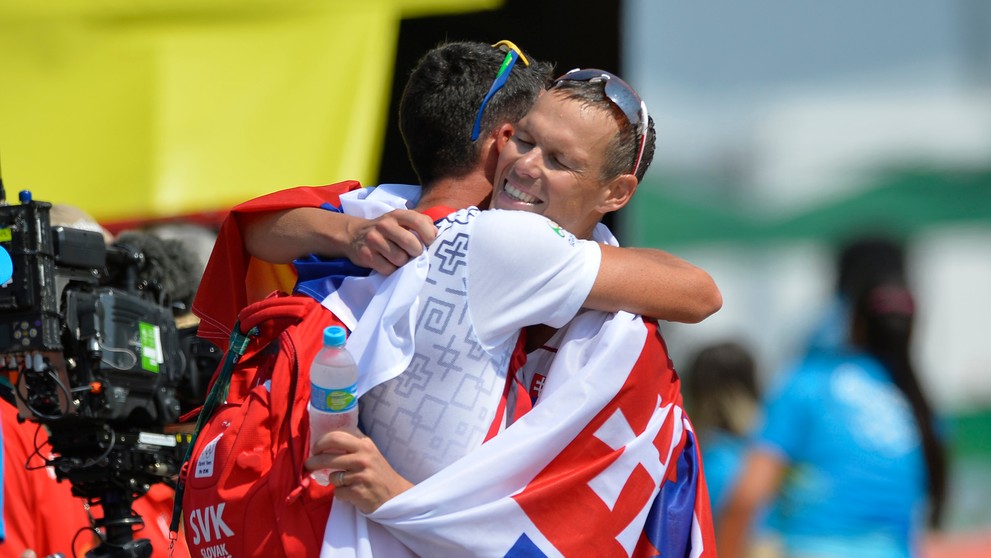 Na snímke slovenský atlét Matej Tóth oslavuje víťazstvo a zisk zlatej olympijskej medaily